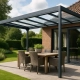 Een terrasoverkapping plaatsen die bij jouw tuin past